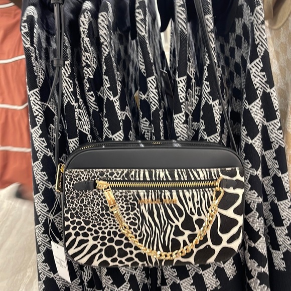 MICHAEL KORS JET SET LARGE EAST WEST ZIP POCKET CHAIN XBODY BLACK
NWT - Picture 8 of 16